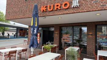 Vista esterna del ristorante Kuro con tavoli all'aperto