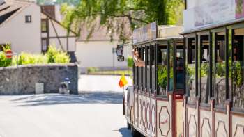 Foto laterale del trenino turistico in una giornata di sole in Liechtenstein