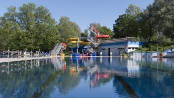 Vista della grande piscina con paesaggio di scivoli colorati nella piscina di Mühleholz in Liechtenstein.