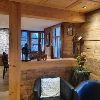 Interni invitanti con pareti in legno, area salotto in stile e illuminazione naturale