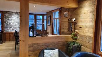 Interni invitanti con pareti in legno, area salotto in stile e illuminazione naturale