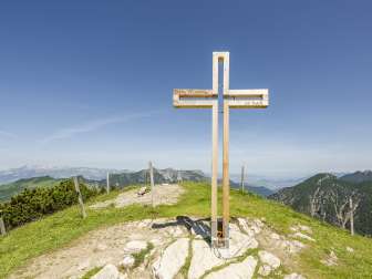 Croce di vetta sul monte Schönberg con montagne e vista sulla valle del Reno sullo sfondo