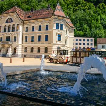 Il palazzo del governo del Liechtenstein con la fontana in primo piano.