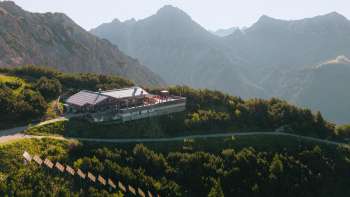 Immagine ripresa da un drone della locanda di montagna Sareis nelle montagne del Liechtenstein