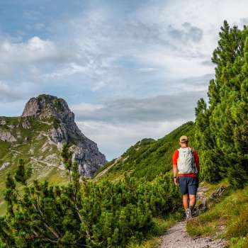 Escursionisti su un sentiero di montagna nelle montagne del Liechtenstein
