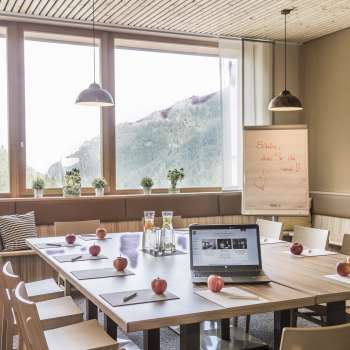 Tavolo riunioni JUFA Hotel Malbun