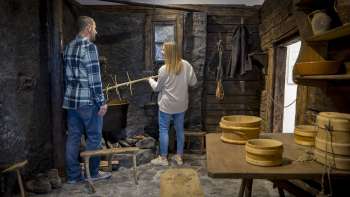 I visitatori esplorano un antico affumicatoio nel Museo Walser di Triesenberg