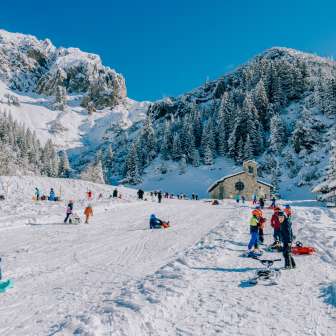 Divertimento in slitta a Malbun - divertimento invernale per famiglie in Liechtenstein