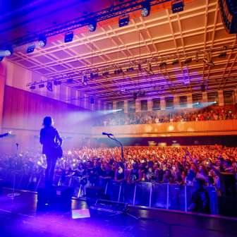 Concerto di Silbermond al Festival FL1.Life presso il SAL di Schaan con un pubblico entusiasta e un'illuminazione scenica d'atmosfera