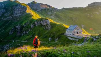 Escursionisti sulla Route 66 con vista sul rifugio Pfälzerhütte