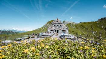 Escursionisti di montagna sulla strada per il rifugio Pfälzerhütte, immerso in un ambiente alpino