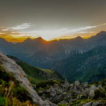 Tramonto sulla cresta - Il sole si abbassa dietro le cime delle montagne e bagna il panorama alpino con i caldi colori della sera.