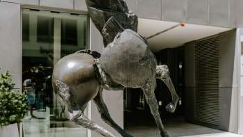 La scultura in bronzo "Grande Cavallo" di Nag Arnoldi mostra un cavallo imbizzarrito davanti a un edificio moderno di Vaduz.