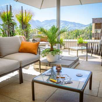 Terrazza con cocktail e vista sulle Alpi del Liechtenstein