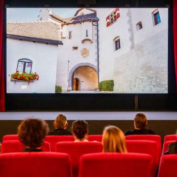 Gli spettatori dell'antico cinema di Vaduz guardano un film sul Liechtenstein