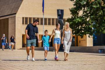 Passeggiate in famiglia sotto il sole nel moderno centro di Vaduz, in Liechtenstein, vicino al museo d'arte e al quartiere governativo.