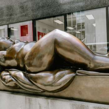 Scultura in bronzo di una donna sdraiata davanti al museo d’arte del Liechtenstein a Vaduz.