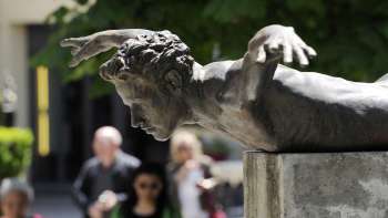 Scultura in bronzo Phoenix di Doris Bühler a Vaduz, un corpo umano in posa volante montato su un basamento. Scultura in bronzo Phoenix di Doris Bühler a Vaduz, un corpo umano in posa volante montato su un basamento.