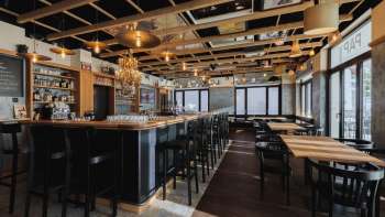 Interni luminosi del pub St. Martins con bar, mobili in legno e grandi vetrate