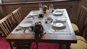 Tavolo da pranzo al coperto nella casa vacanze Bärgrhi