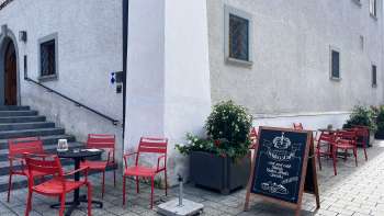 Tavoli e sedie rosse davanti al Liechtensteinisches LandesMuseum