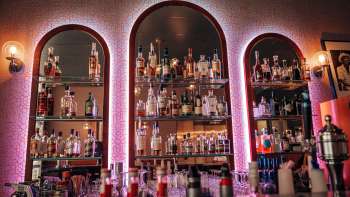 Scaffale bar con ampia selezione di alcolici