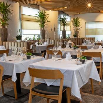Vista del ristorante Alpspitz, arredato con stile, con tavoli bianchi e un'atmosfera moderna e luminosa.