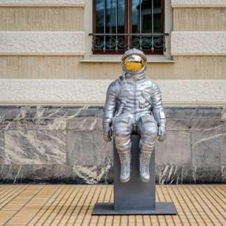 Scultura di astronauta in argento con visiera dorata alla mostra di scultura di Bad Ragartz a Vaduz