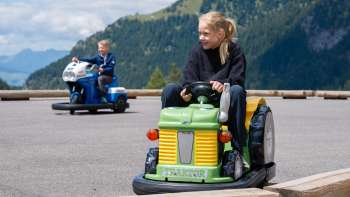 Bambini alla guida di minicar