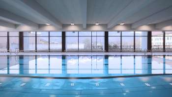 Vista della piscina blu nella piscina coperta di Triesen