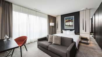 Camera doppia arredata con stile presso l'hotel b_smart a Bendern