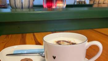 Primo piano di una tazza di caffè su un tavolo nel Bergstübli Steg