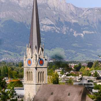 Vista della Cattedrale di San Florin a Vaduz con le montagne sullo sfondo