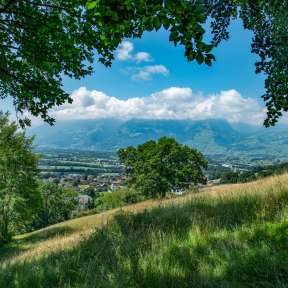 Vista panoramica dall'Unterländer Höhenweg sulla valle del Reno in Liechtenstein in una soleggiata giornata estiva