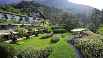 Vista esterna del Park Hotel Sonnenhof con giardino