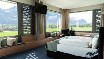 Moderna camera doppia con vista sulle montagne al Grand Casino Hotel Liechtenstein