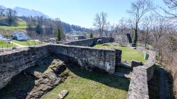 Resti delle rovine del castello di Schellenberg con vista sulla valle