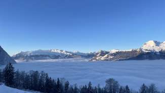 Vista sul mare di nebbia da Rizlina