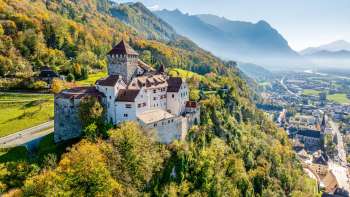 Il castello di Vaduz in uno scenario alpino autunnale con vista sulla valle del Reno