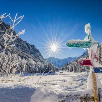 Segnaletica innevata e un paesaggio invernale da sogno in pieno sole a Steg, nel Liechtenstein.