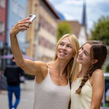 Due donne si scattano un selfie in allegria nel centro di Vaduz