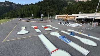 Minigolf alpino, minicar e campo di scacchi davanti al punto di ritrovo Schlucher-Treff