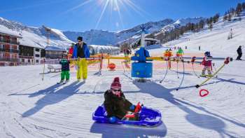 Soleggiata giornata invernale nell'Area giochi Malbi Park - divertimento, giochi e slittino per tutta la famiglia