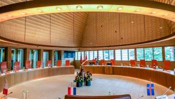 Architettura moderna e sala riunioni del palazzo del parlamento di Vaduz - sede del parlamento del Liechtenstein.