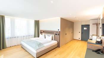Camera doppia arredata in stile moderno e accogliente presso l'Alpin Royal Hotel