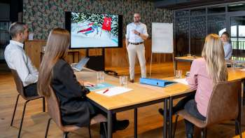 Discorso di apertura con Marco Büchel in una sala riunioni