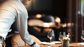 Ampia zona pranzo con un'atmosfera elegante, grandi tavoli e sedute moderne