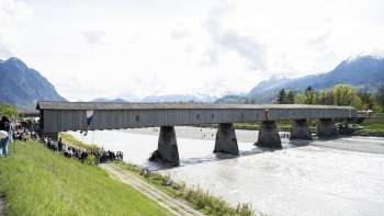 Lo storico Ponte Vecchio sul Reno tra Vaduz e Sevelen - ponte coperto in legno sul Reno con vista panoramica sulle Alpi.