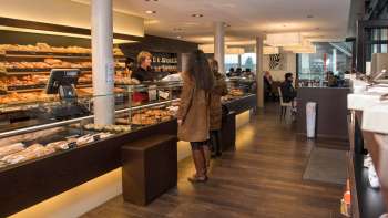 Moderna panetteria con un'ampia area di vendita e deliziosi prodotti da forno