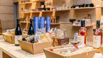 Cesto regalo con vino, miele e prelibatezze del Liechtenstein nel Liechtenstein Center